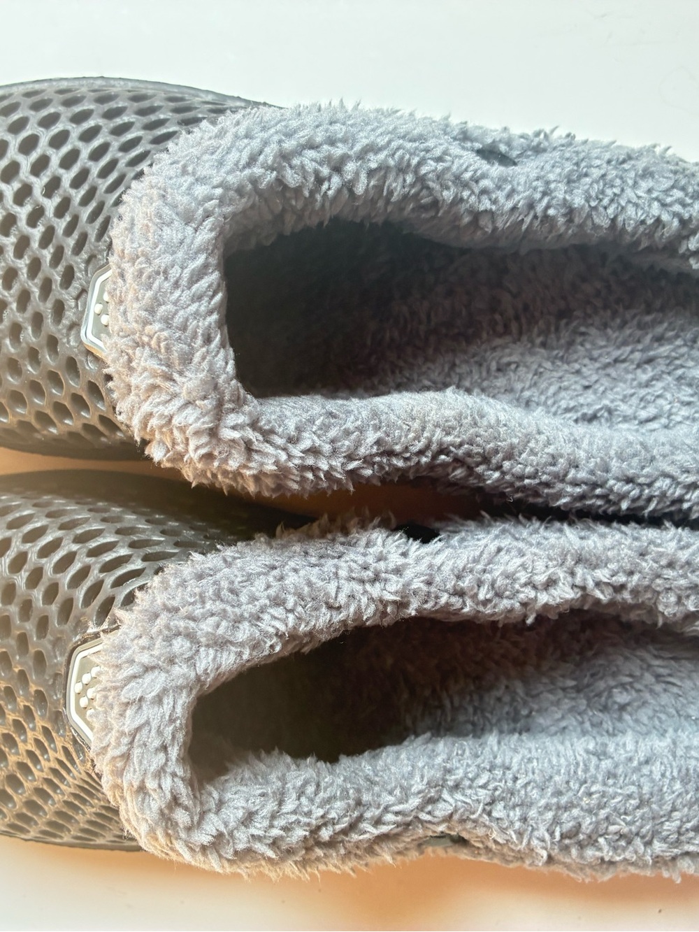 Sporto Plush-Lined Gray Slip-On Bath Slippers